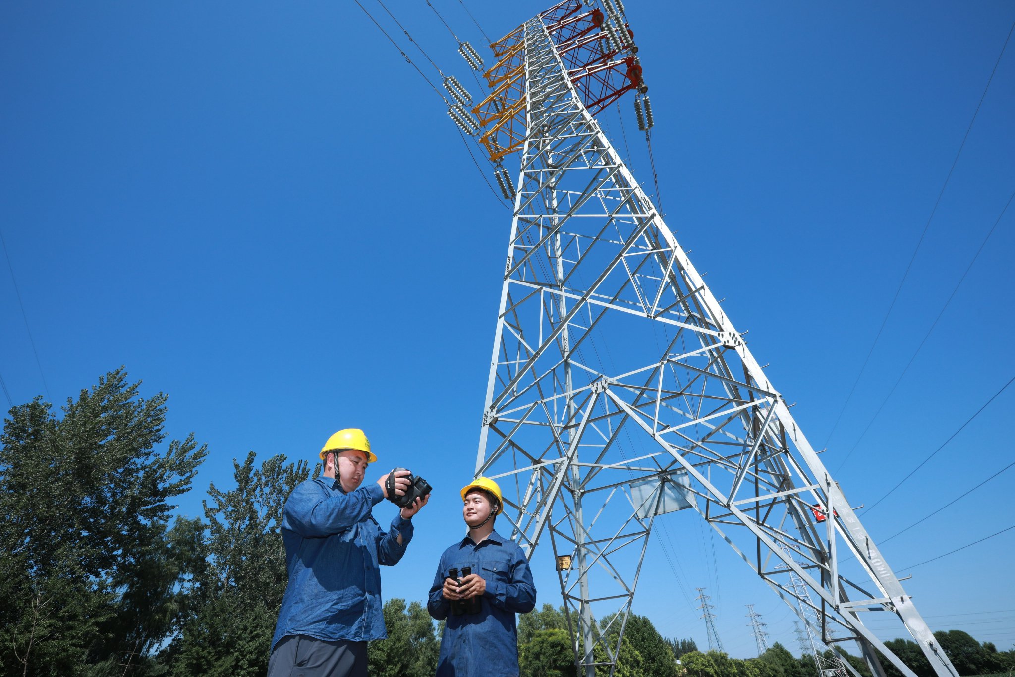 國網北京順義供電公司員工開展線路巡視工作，保障供電安全可靠。侯佔泉 攝