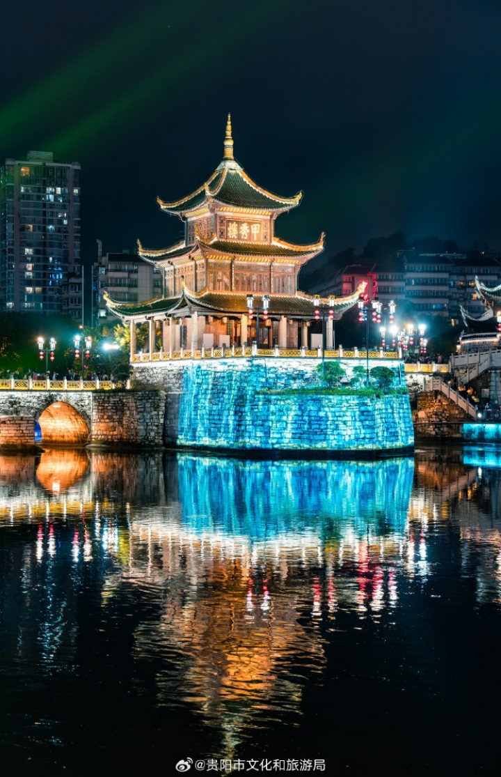 流光溢彩的甲秀樓。貴陽市文旅局供圖
