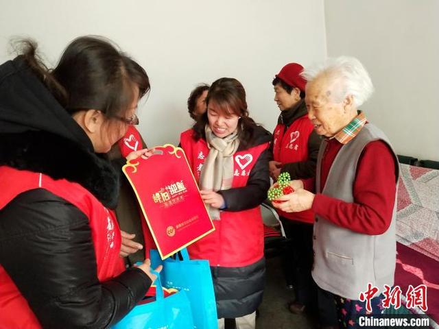 工作人员慰问侨胞。宁朔北路社区 供图