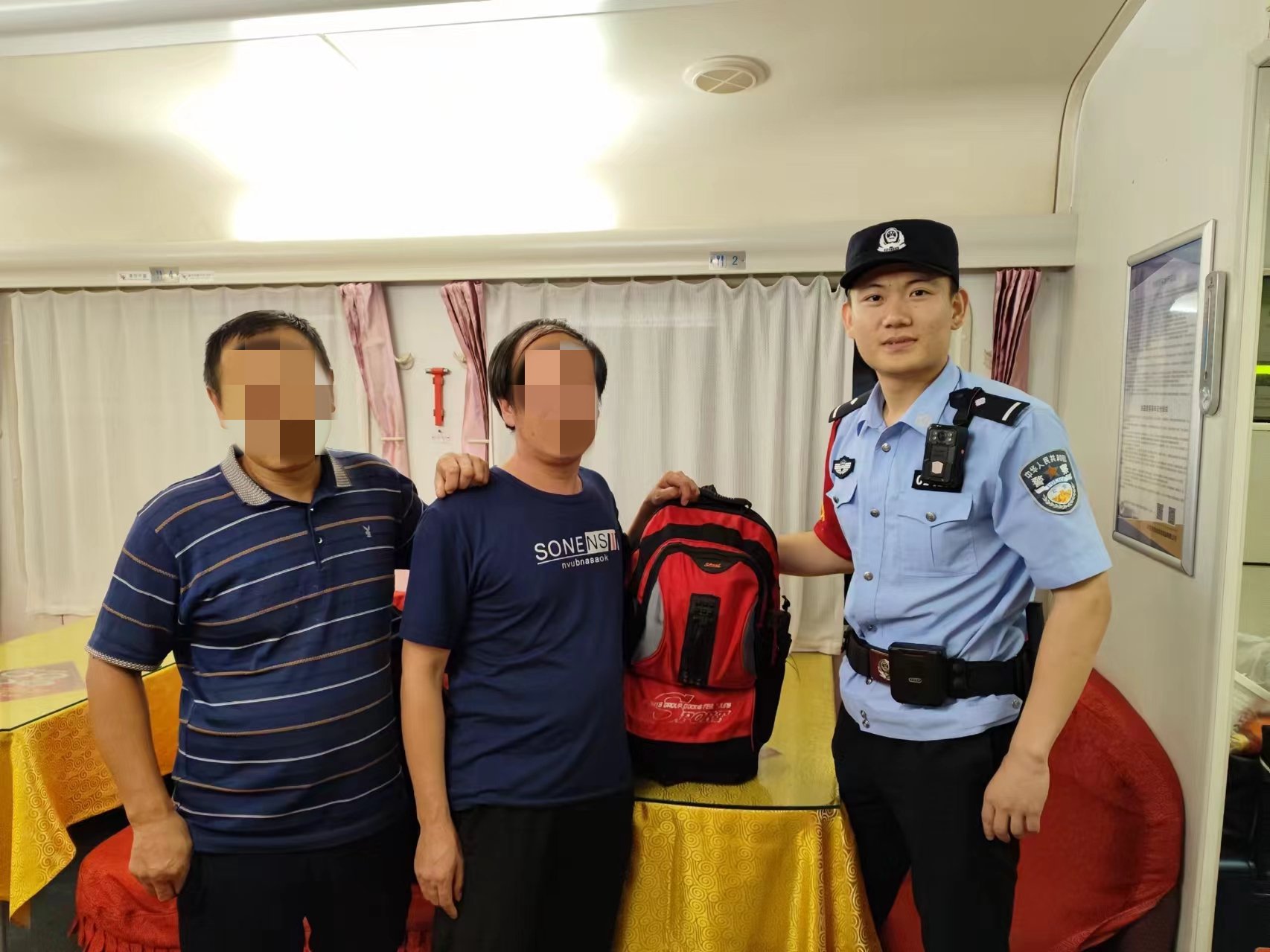 旅客楊先生拿到自己的背包。 受訪者供圖
