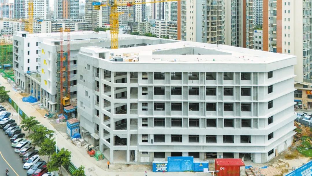 红城湖新建一所九年一贯制学校(新建)项目现场,工人们正在加紧施工。记者 苏弼坤 摄