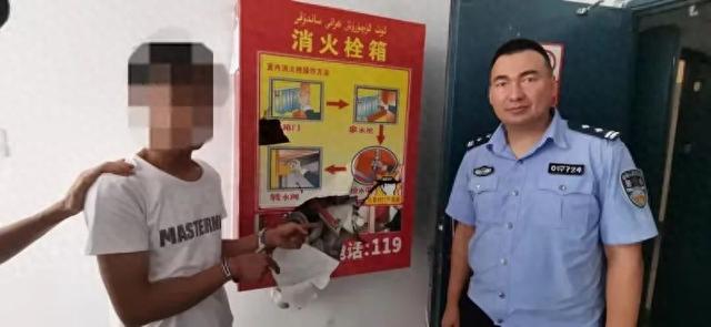 犯罪嫌疑人坎某在民警带领下指认作案现场。通讯员 莫振华摄