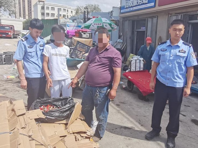 坎某及某物资回收公司负责人指认赃物。通讯员 莫振华摄
