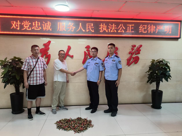 乌鲁木齐市公安局天山区分局民警将追回的水枪头归还给小区物业公司。通讯员 莫振华摄