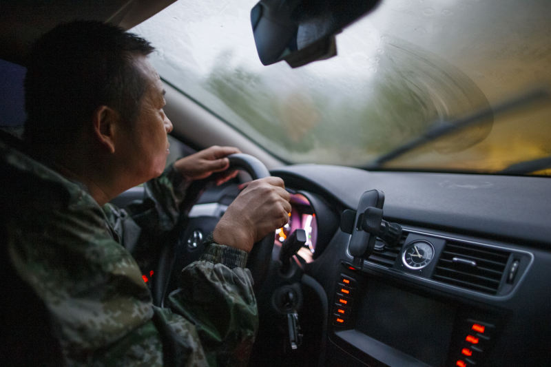 旅行者小多在车上吃饭 9a24-a0df56c0310917d6e4be2aaa66181205.jpg