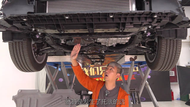 这辆第九代丰田凯美瑞的底盘与八代凯美瑞如出一辙…