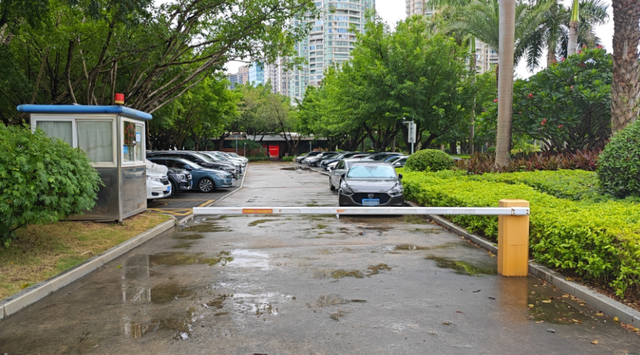白鹭洲公园南北停车场的南停车场。记者 陈起鸿 摄