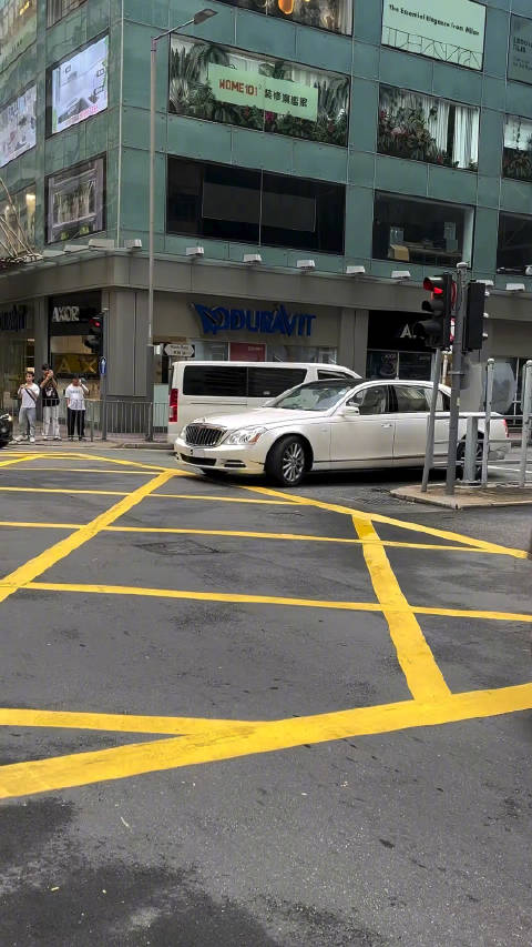 视频：香港街头的白色迈巴赫62S 车牌更猛，数字“5”
