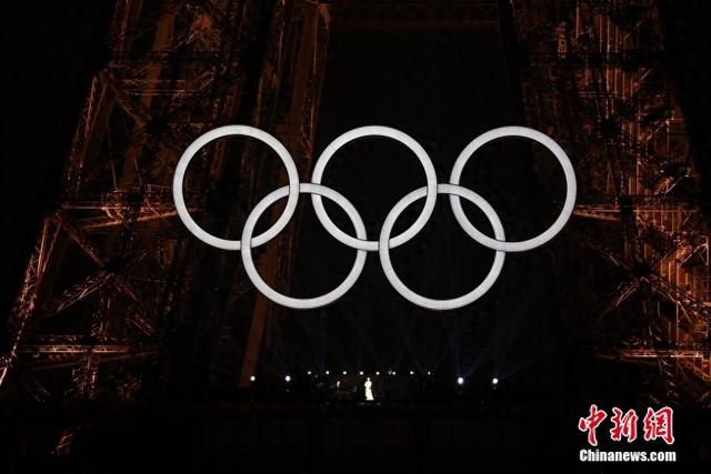 埃菲爾鐵塔與五環標志。中新社記者 盛佳鵬 攝