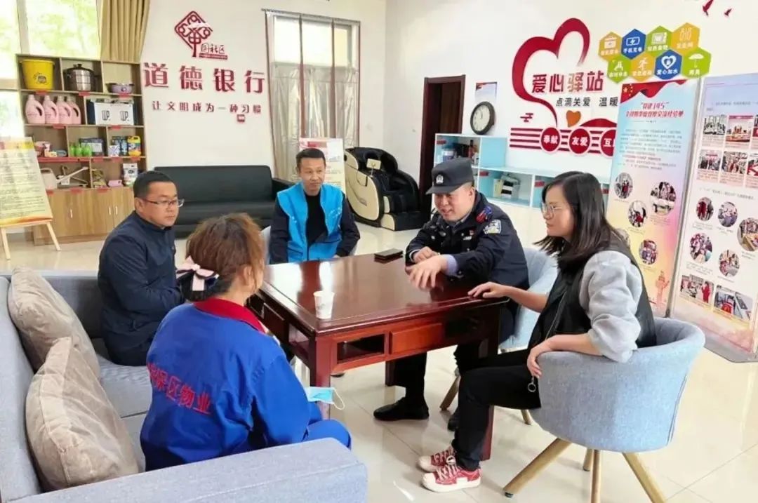 群众通过“邻里议事小院”议事