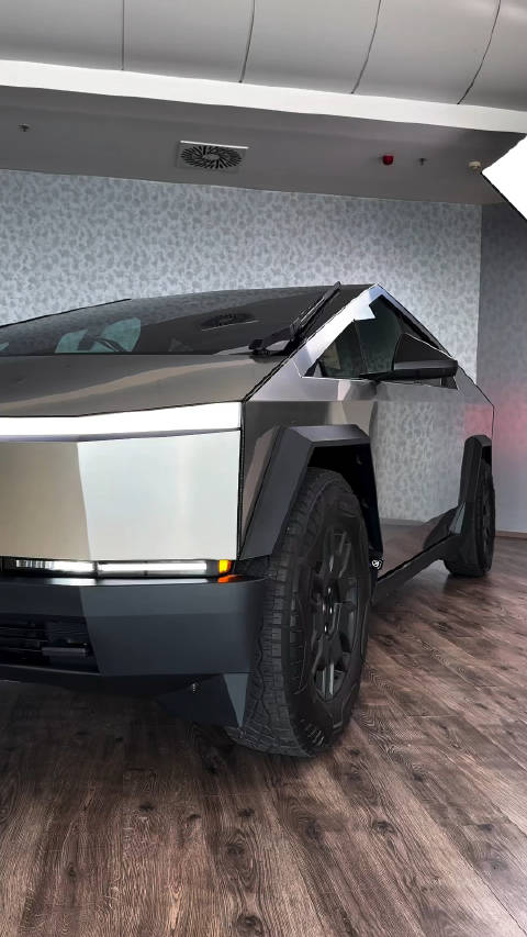 沉浸式体验特斯拉cybertruck，这后轮转向角度，有点大啊