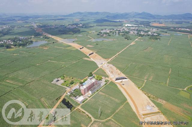 南宁南过境线(吴圩机场至隆安延长线段)公路项目。 记者 黄红锦 摄