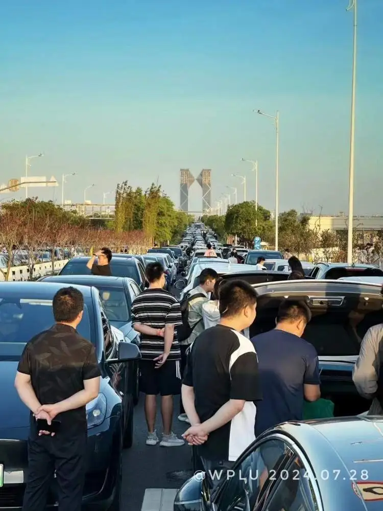 卢先生拍摄的7月28日凌晨,临港海边的情况