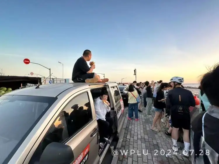 卢先生拍摄的7月28日凌晨,临港海边的情况