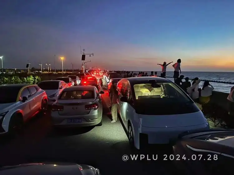 卢先生拍摄的7月28日凌晨,临港海边的情况