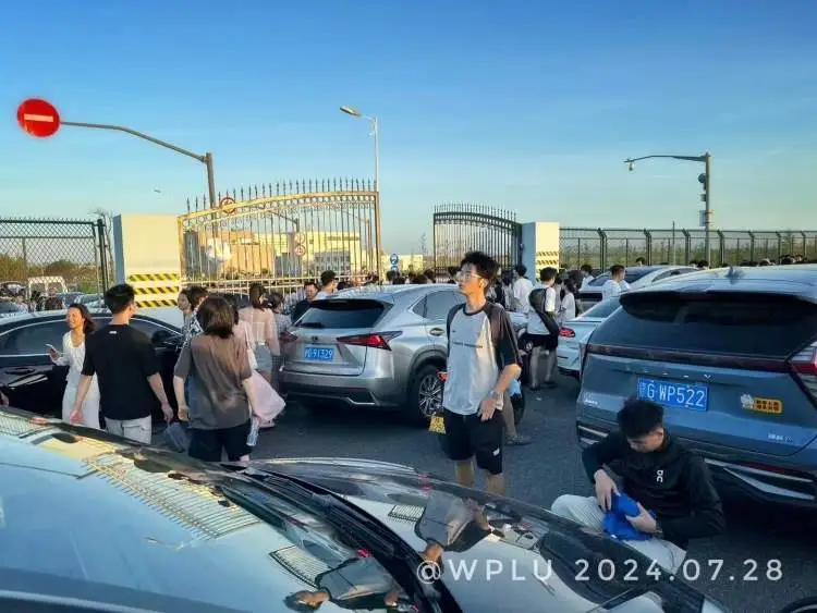 卢先生拍摄的7月28日凌晨,临港海边的情况