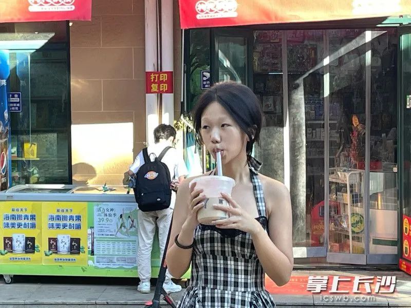 大容量饮料因性价比高,成为很多年轻消费者的选择。