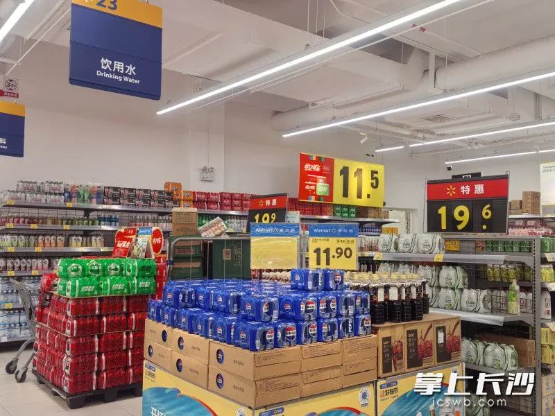 超市饮品货架上的产品琳琅满目。