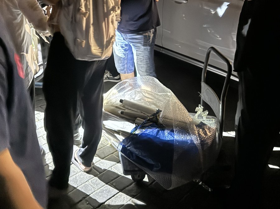 有古玩商贩用小推车推来了交易品。