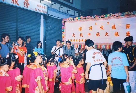 大坑舞火龙(上:提莲花灯的童女组,下:行进中的龙头组)(2003年9月,李明洁摄)