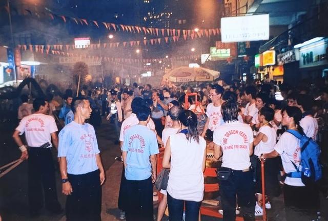 大坑舞火龙(上:提莲花灯的童女组,下:行进中的龙头组)(2003年9月,李明洁摄)