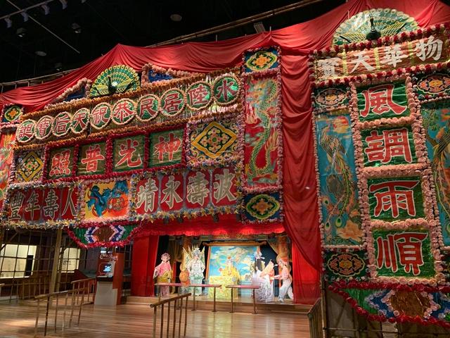 香港文化博物馆中搭建的粤剧神功戏的戏棚 (2023年11月,李明洁摄)