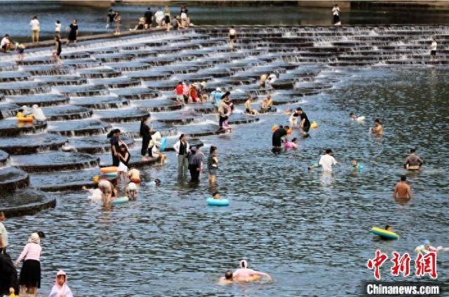 持续高温天气下,不少杭州市民选择亲水休闲。富阳区融媒体中心供图