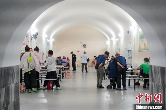 市民在武汉市武昌区蛇山人防纳凉点乘凉。 吴淘淘 摄
