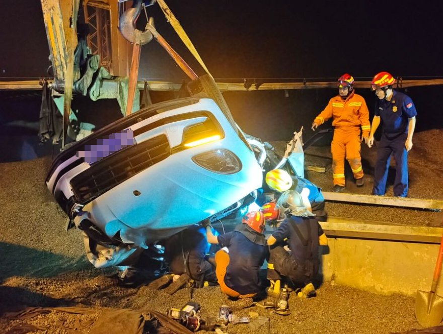 吊車對被困車輛上升拖拽，鉤機對半掛車進行頂撐。圖源：密雲區消防救援支隊