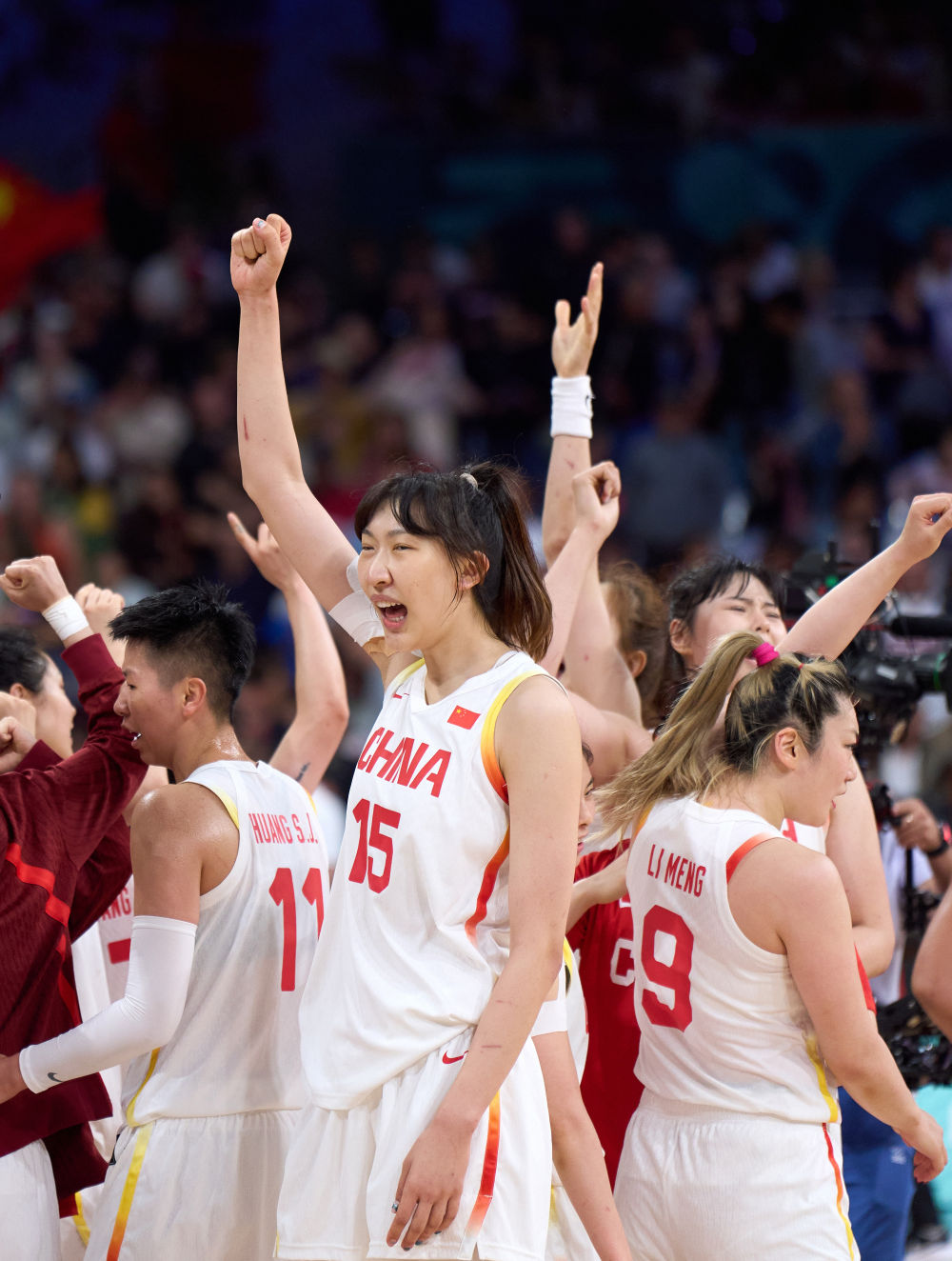 8月3日,中國隊球員在比賽後慶祝勝利。新華社記者 孟鼎博 攝