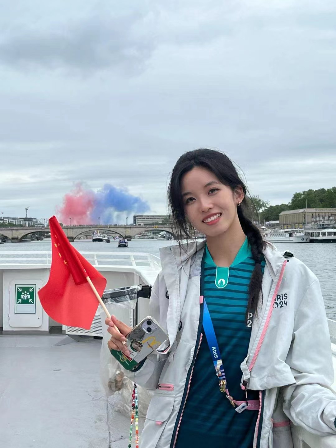 巴黎奧運會開幕禮上,許婧怡同中國體育代表團一同乘坐遊船。受訪者供圖