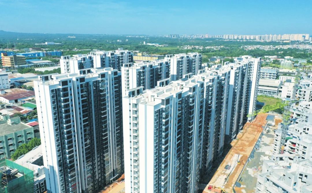 目前,海口新高理想城安居房项目主体已经封顶。图为西区一期的高层住宅楼