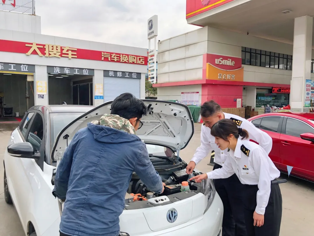 海关关员到中油大搜车开展现场调研。图源昆明海关发布