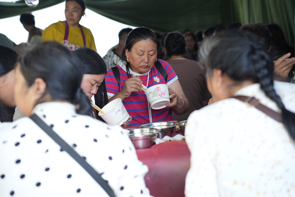 受災村民在安置點吃飯
