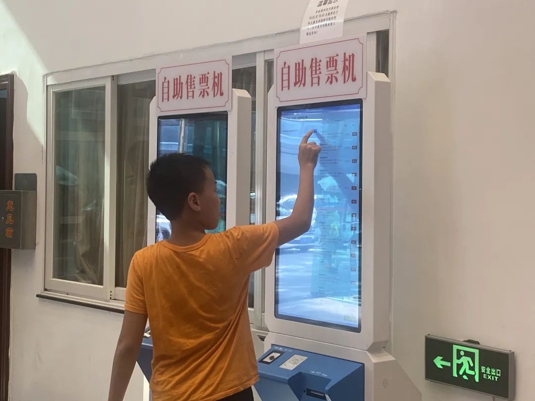 市民到越秀区全民健身活动中心买票。信息时报记者 佘铄嘉 摄