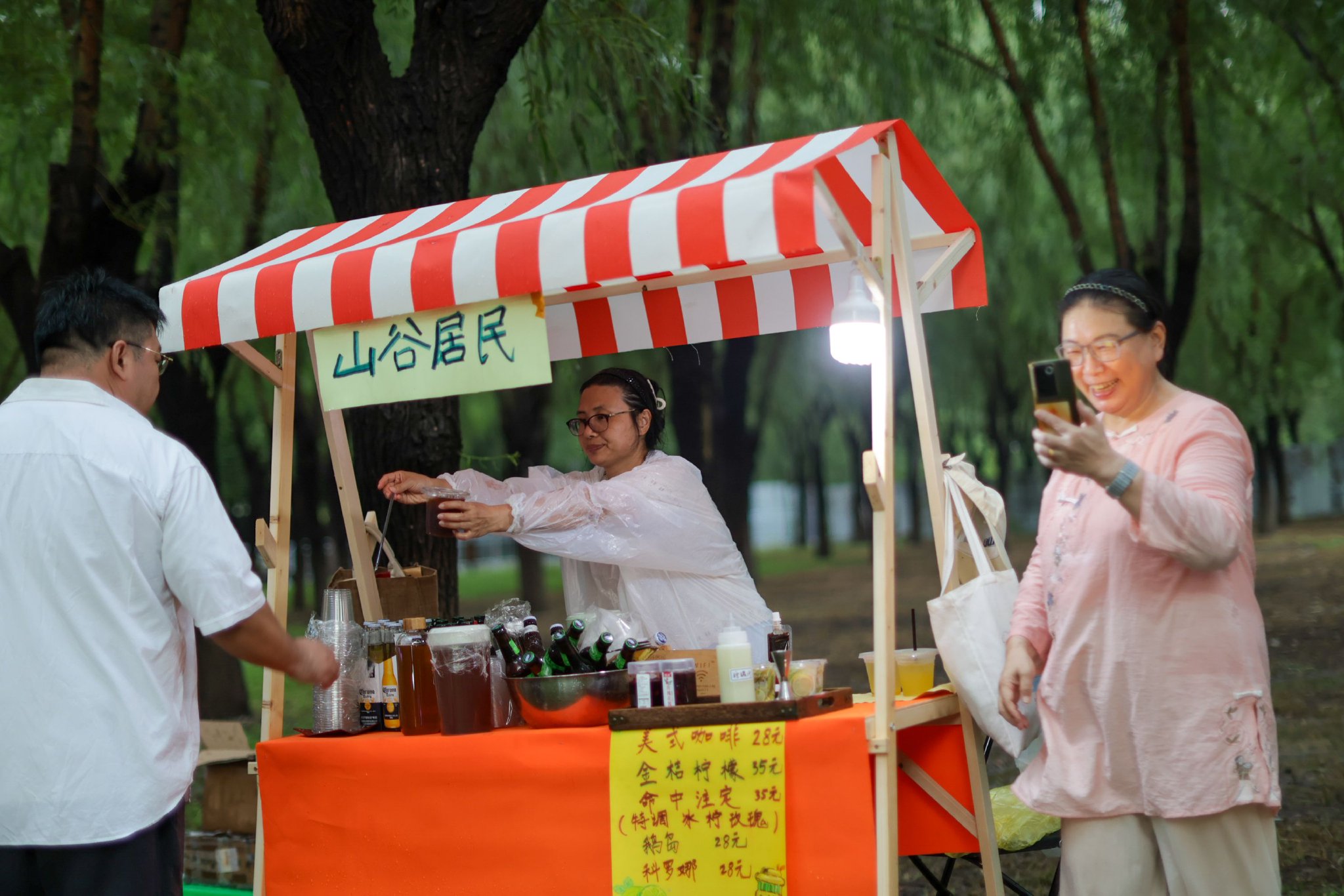 市民在互動集市購買咖啡。新京報記者 王子誠 攝