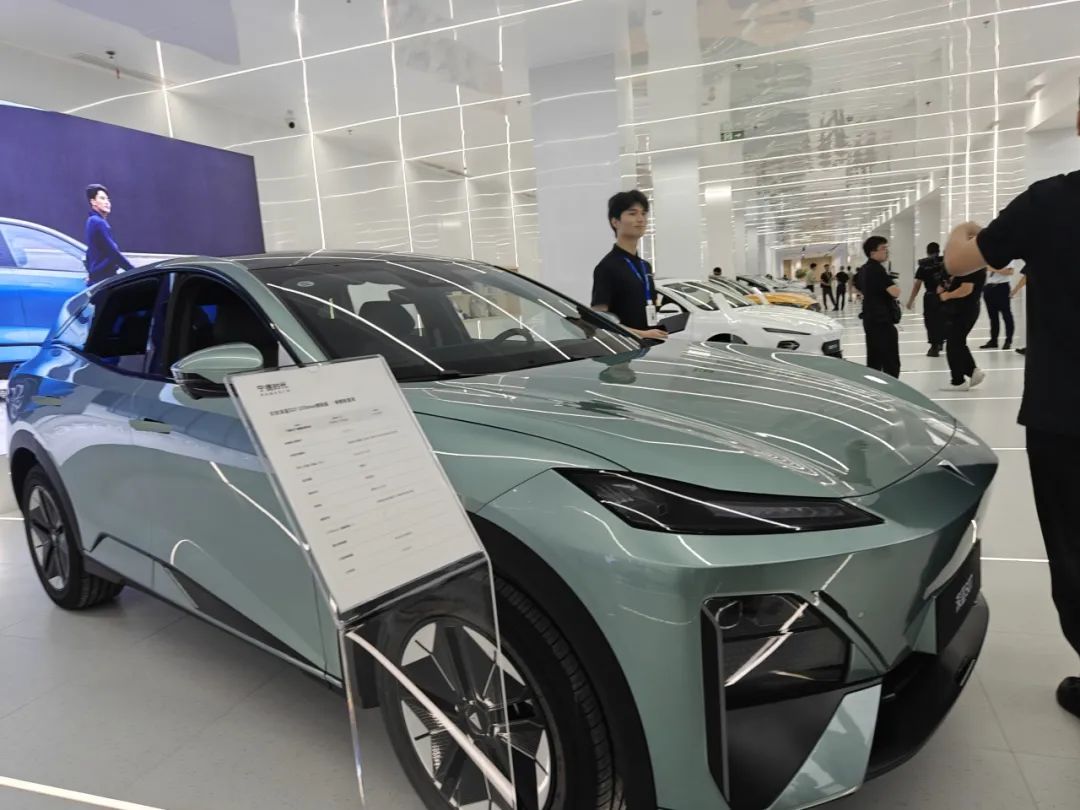 宁德时代新能源生活广场首批入驻41家车企品牌70余款车型 记者 俞立严 摄