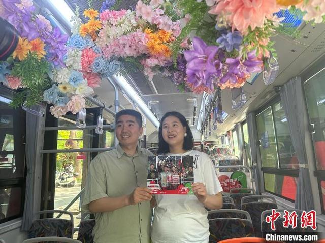 俞先生与胡女士在七夕当日再次乘坐1314路中意巴士。 蓝伊旎 摄