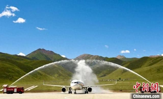 图为玉树机场水门迎接西藏航空TV9707航班。玉树机场分公司 供图