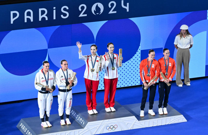 花游姐妹花双金到手不容易，每天超10小时泡在水里