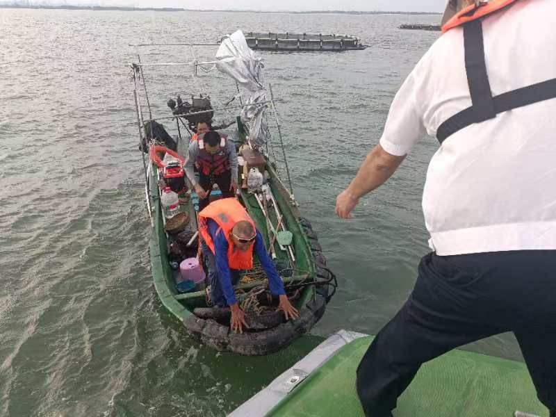 湛江海事部門緊急救援。受訪者供圖