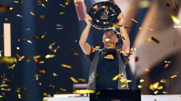 35岁的“小孩”,拿到了电竞世界杯《街霸6》冠军