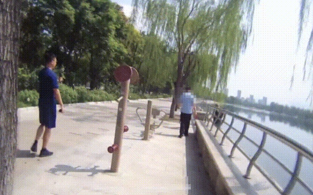 民警耐性勸說欲輕生男子。 圖源:密雲公安分局