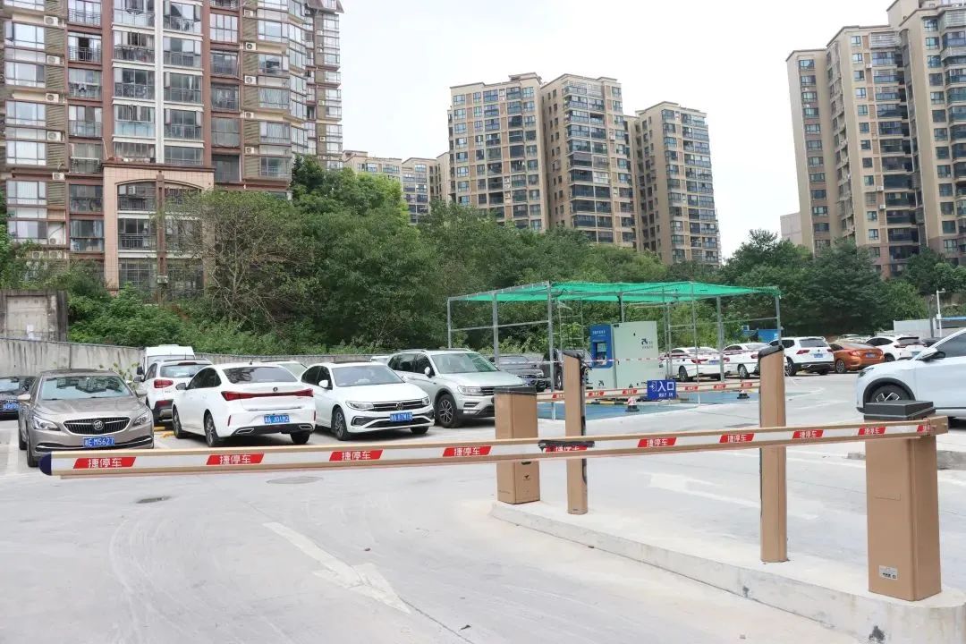 闲置空地变身停车场