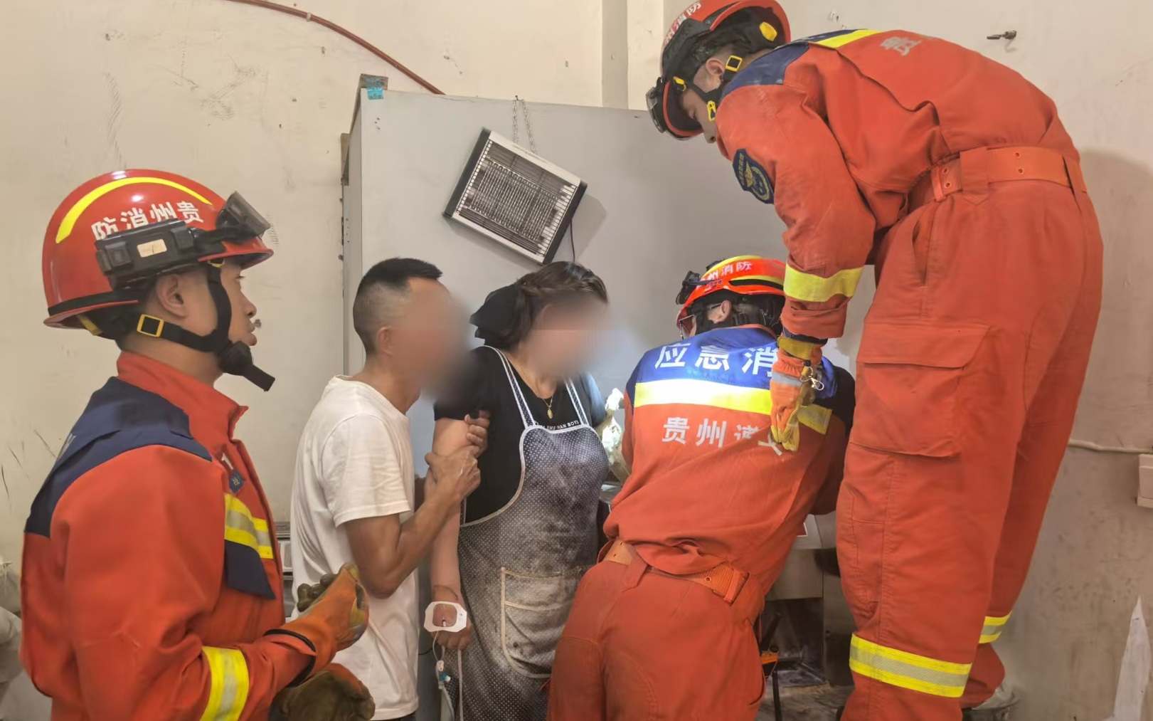消防救援人員進行破拆救援。 圖源:遵義市消防救援支隊