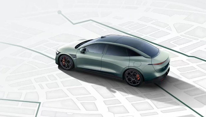 极氪把电动汽车的更新周期压缩到了半年