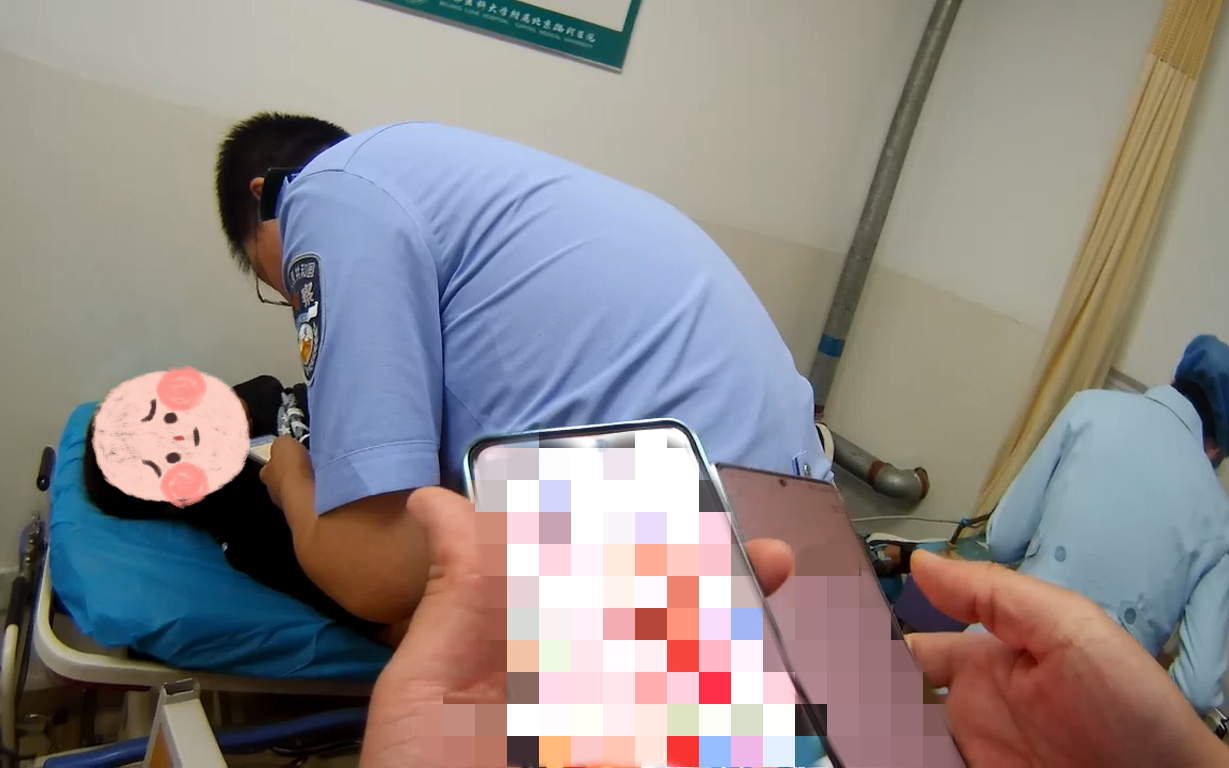民警將男子送到醫院救治。圖源:通州公安分局