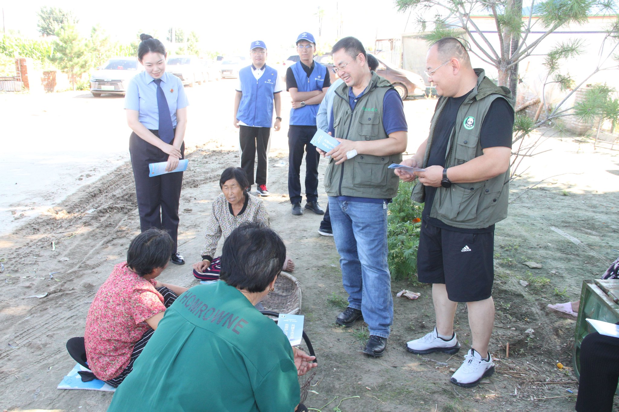 誌願者在村里向村民宣傳野生動物保護常識。圖源:吉林白城護飛隊