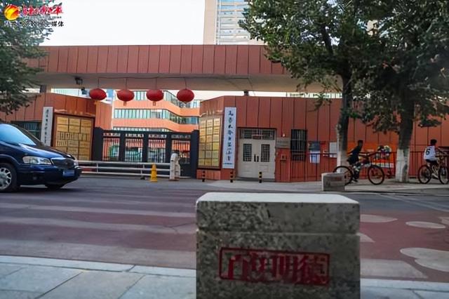 位于明德路的百年老校乌鲁木齐市第一小学校门口。(8月13日摄)记者米热扎提·木塔力甫摄