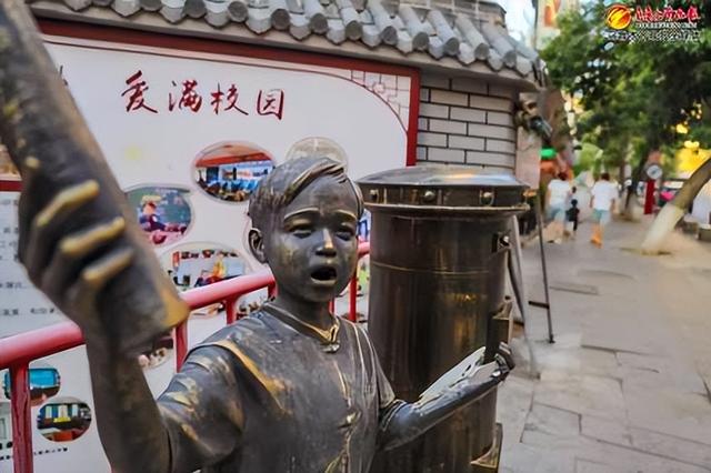 位于明德路的“小报童“卖报”声中迎解放”主题的雕塑。(8月13日摄)记者米热扎提·木塔力甫摄